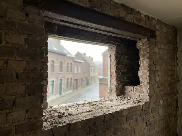 Baie d'un mur creux après dépose d'un ancien châssis en aluminium