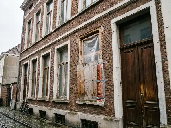 Façade d'une maison bruxelloise de rangée pendant un remplacement de châssis